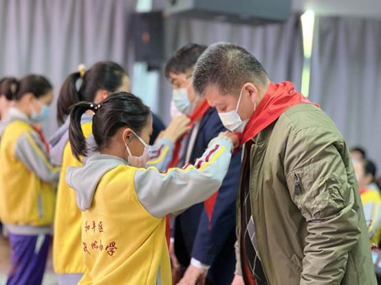 小孩站在人群中打电话
中度可信度描述已自动生成